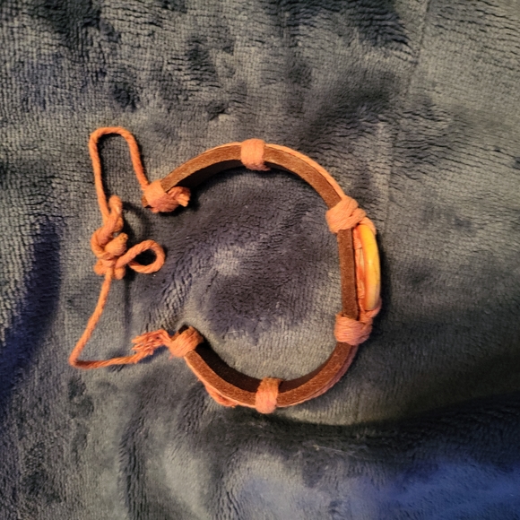 Peace-related grouping of three items. A pendant, a bracelet and a pill holder. - Picture 5 of 10